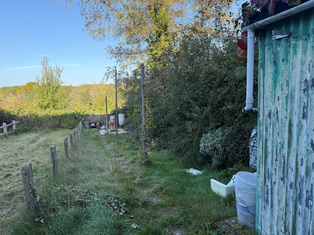 Lot: 118 - TWO-BEDROOM MID-TERRACE HOUSE FOR IMPROVEMENT - Garden